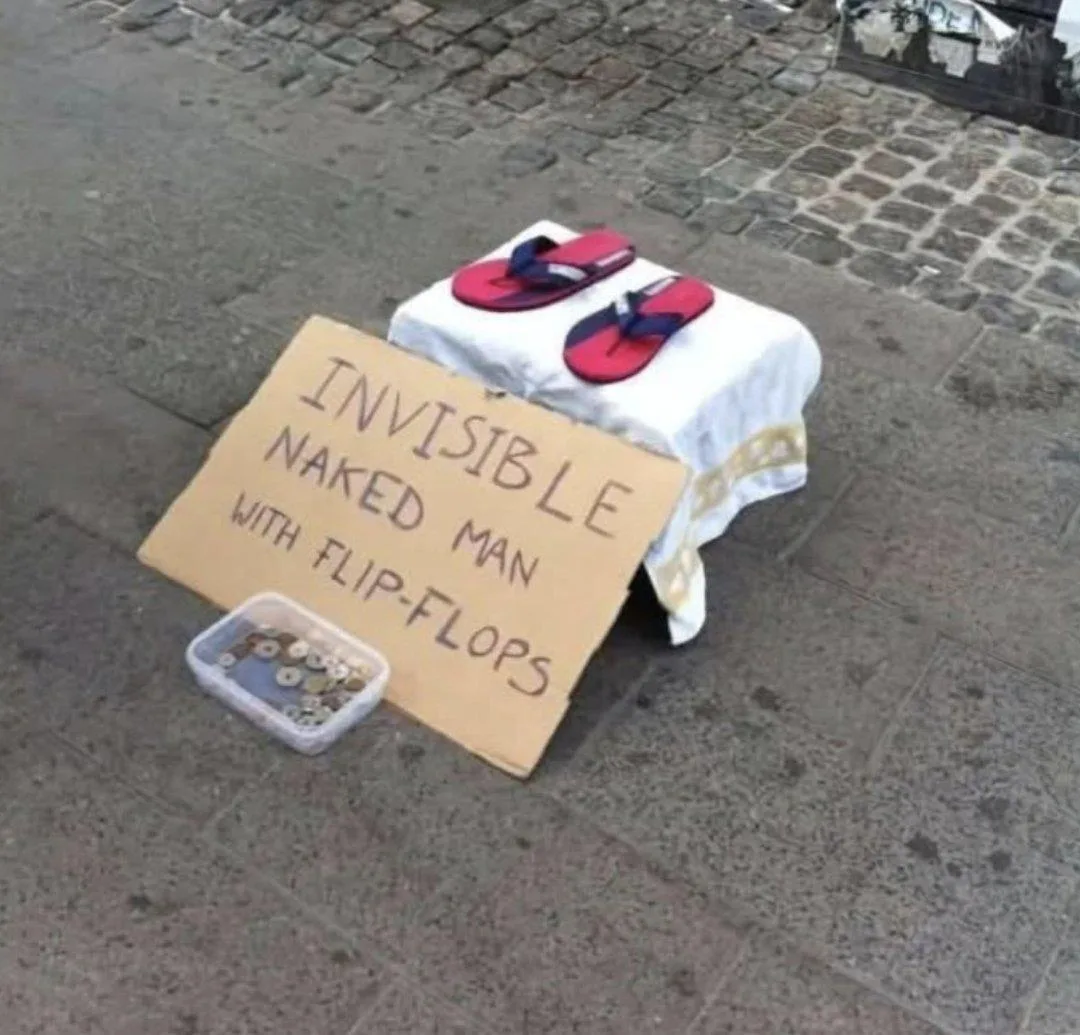 Filp-Flops auf einem Tischchen, Davor ein Schld mit der Aufschrift: Invisible Naked Man with Flip-Flops