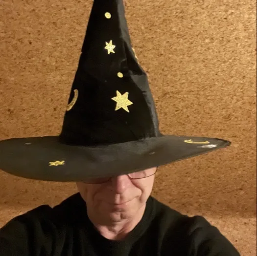 Person mit spitzem Zaubererhut