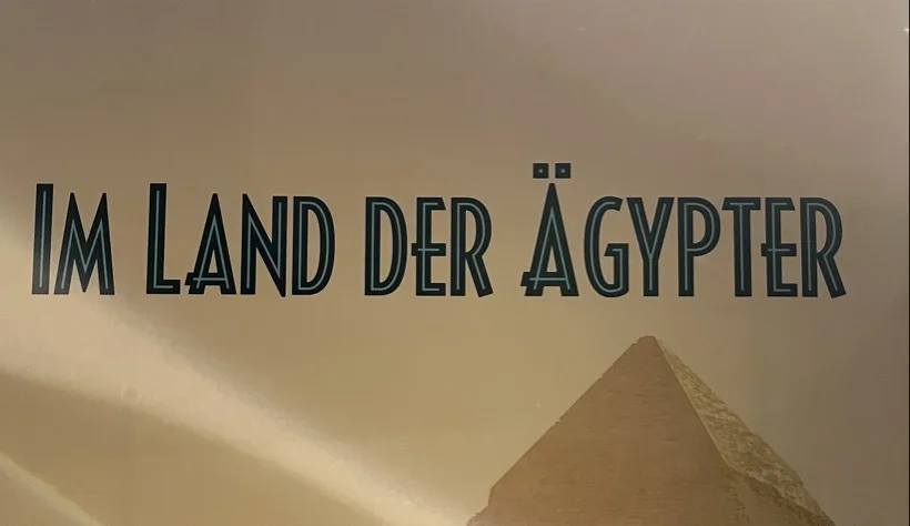 Wand mit Aufschrift „Im Land der Ägypter“
