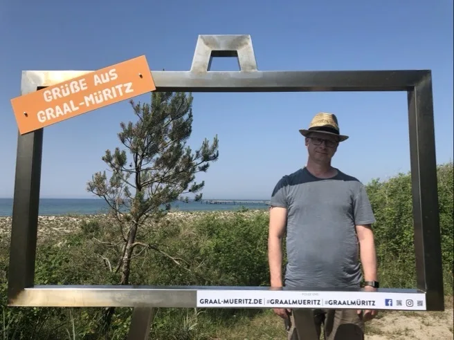 Aufnahme von einem Mann vor Ostseebad Hintergrund mit erkennbar stärkerer Mitte.