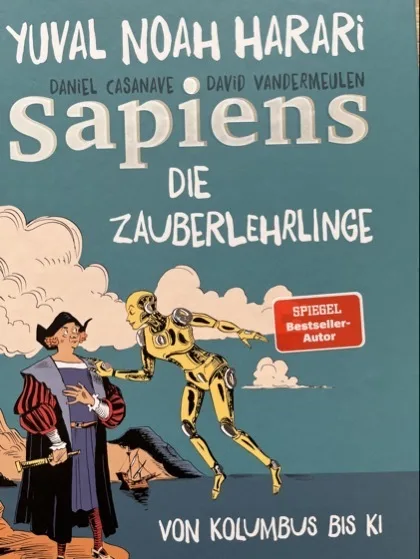 Oben in großen weißen Buchstaben steht „YUVAL NOAH HARARI“, darunter kleine Autorenzeilen „DANIEL CASANAVE“ und „DAVID VANDERMEULEN“ und der große Titel „sapiens“ mit darunter kleiner „DIE ZAUBERLEHRLINGE“. Auf türkisfarbenem Hintergrund eine Illustration: links eine historische Figur in dunkler Kleidung mit Schwert, rechts ein goldener humanoider Roboter, im Vordergrund ein roter Aufkleber „SPIEGEL Bestseller-Autor“ und unten