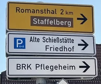 Straßenschilder: Staffelberg, Alte Schießsttätte, Friedhof, BRK-Pflegeheim