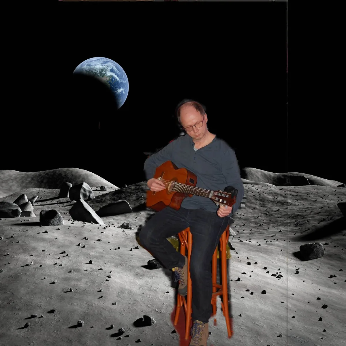 Fotomontage, die den Autor auf der Mondoberfläche zeigt, während er eine Gitarre stimmt. Im Hintergrund geht die Erde auf - oder unter?