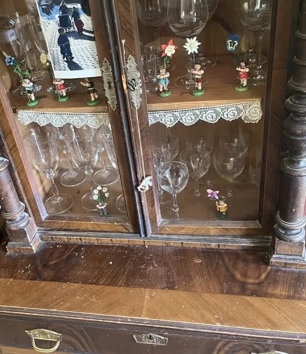 Alter bis sehr alter Schrank mit Gläsern