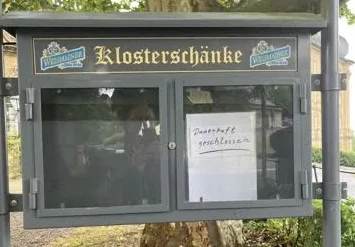 Leerer Schaukasten der Klosterschänke mit Zettel: Dauerhaft geschlossen