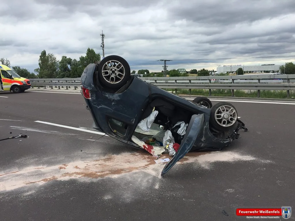 Auto nach einen Unfall auf dem Dach gelandet