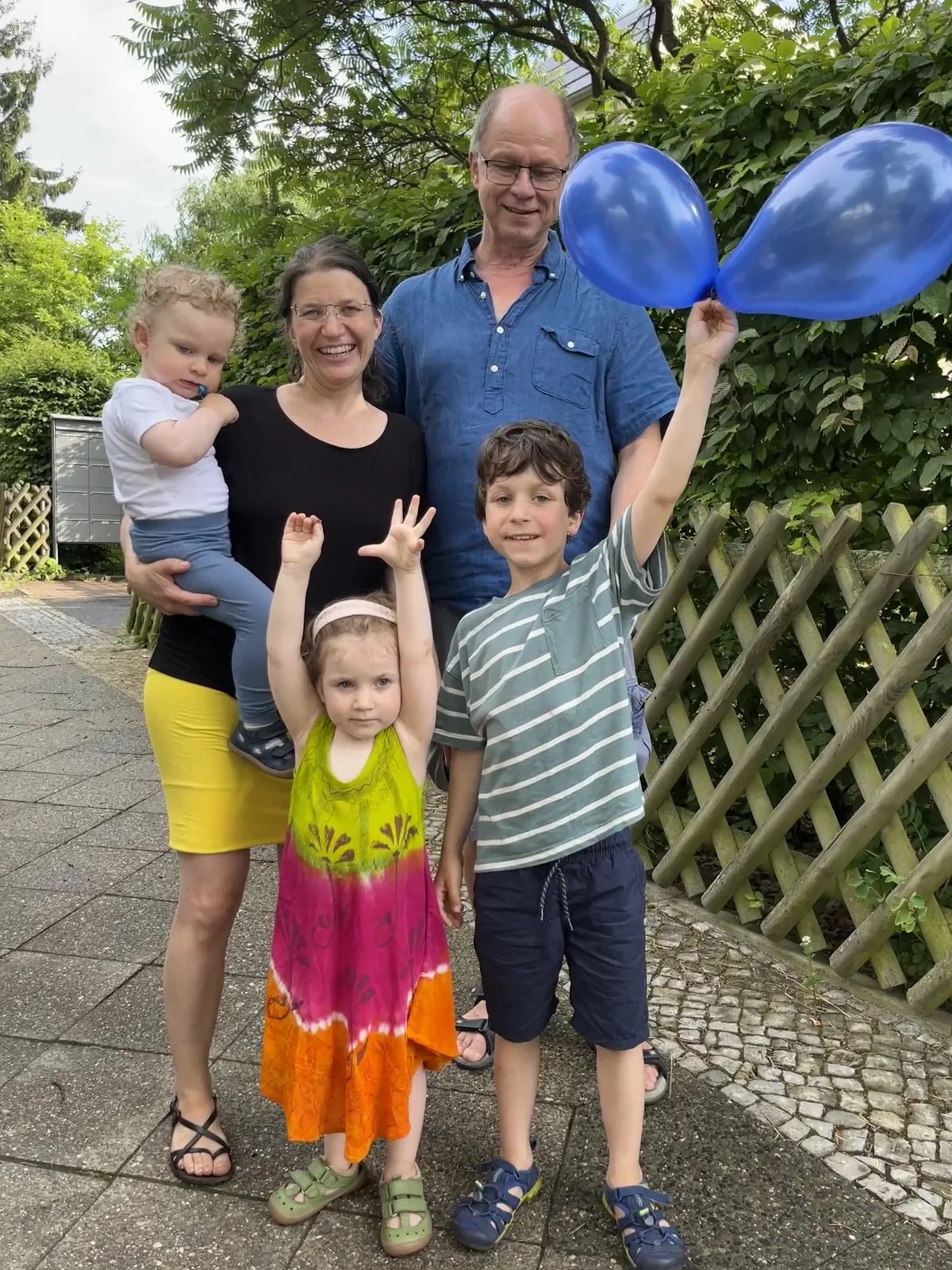 Familienbild Eltern mit drei Kindern