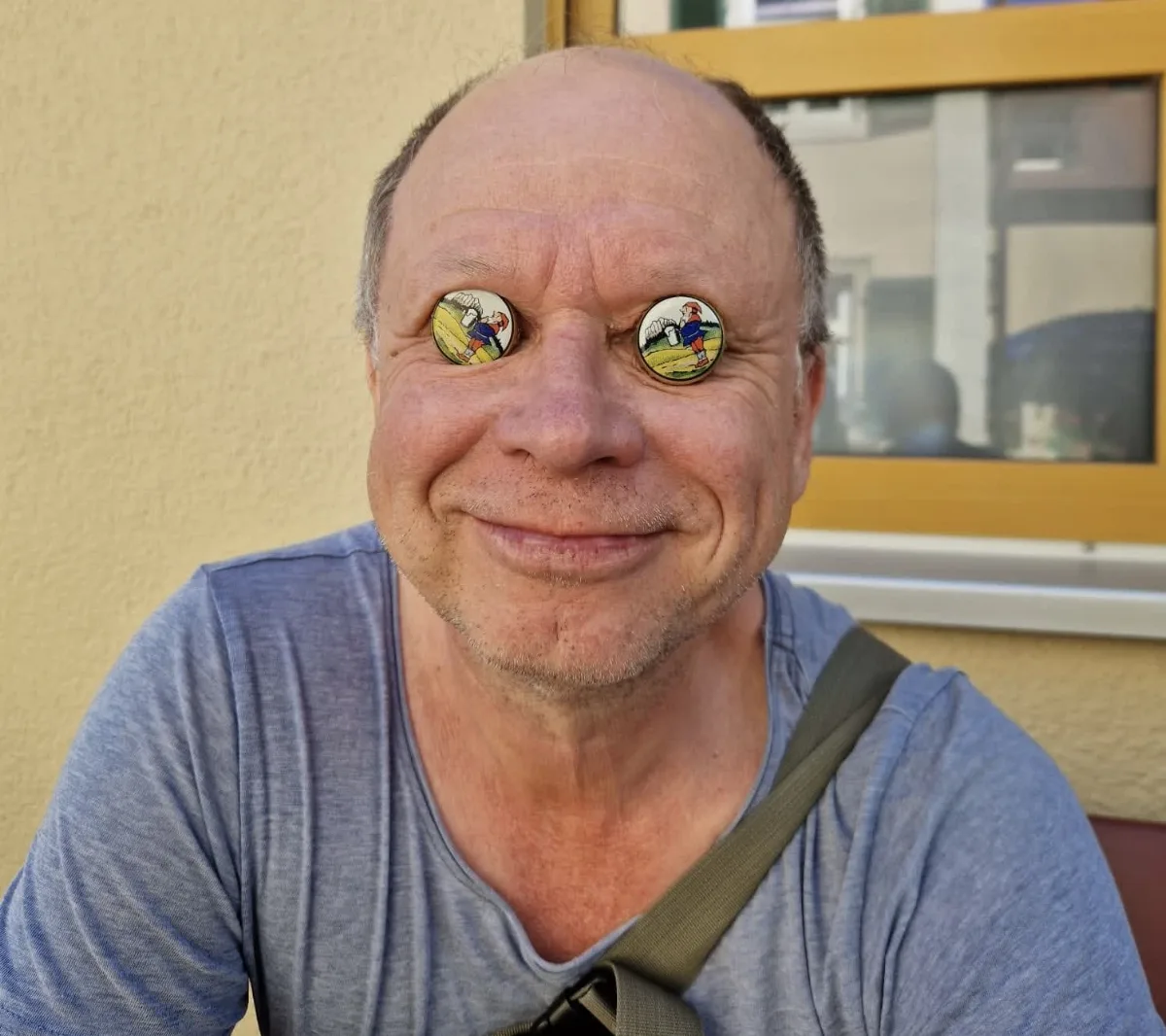 Mann mit einer Brille aus Kronkorken