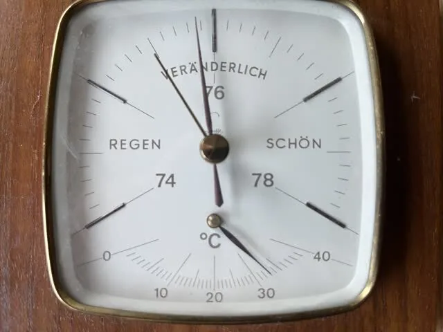 Barometer mit Innenthermometer bei über 30 Grad Celsius