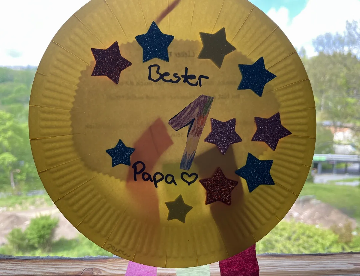 Selbstgebasteltes Vatertagsgeschenk: Pappteller, beklebt mit Sternen und mit Aufschrift Bester Papa