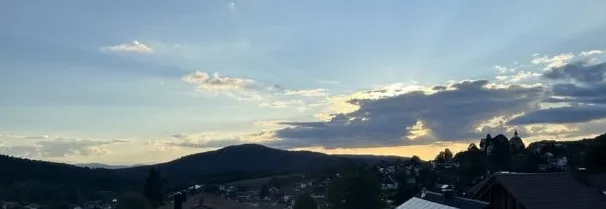 Himmel mit Wolken über Bodenmais / Bayerischer Wald - hinter einem Wolkenloch lässt sich die Sonne vermuten