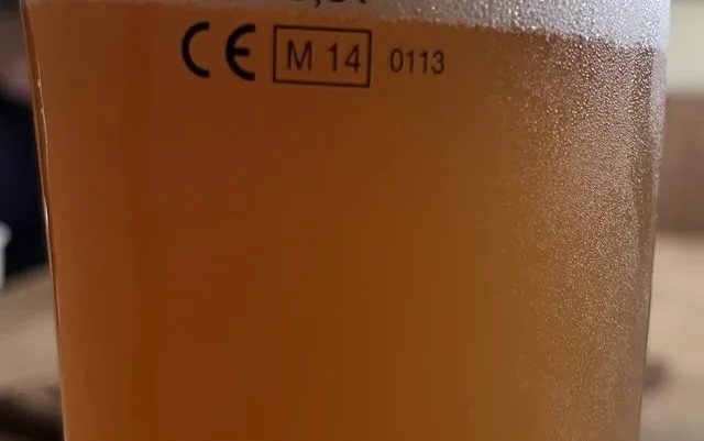 Vergrößerter Ausschnitt eines Fotos von einem Glas mit Hefeweizen mit Kondenswasser-Perlen am Glas