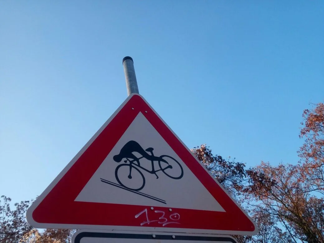 Verkehrsschild mit einem stürzenden Radfahrer