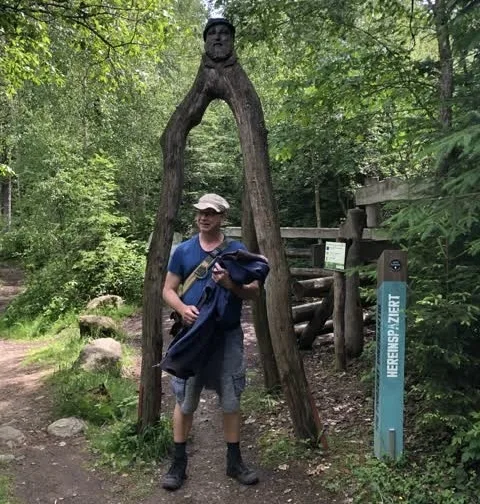 Mann im Wald