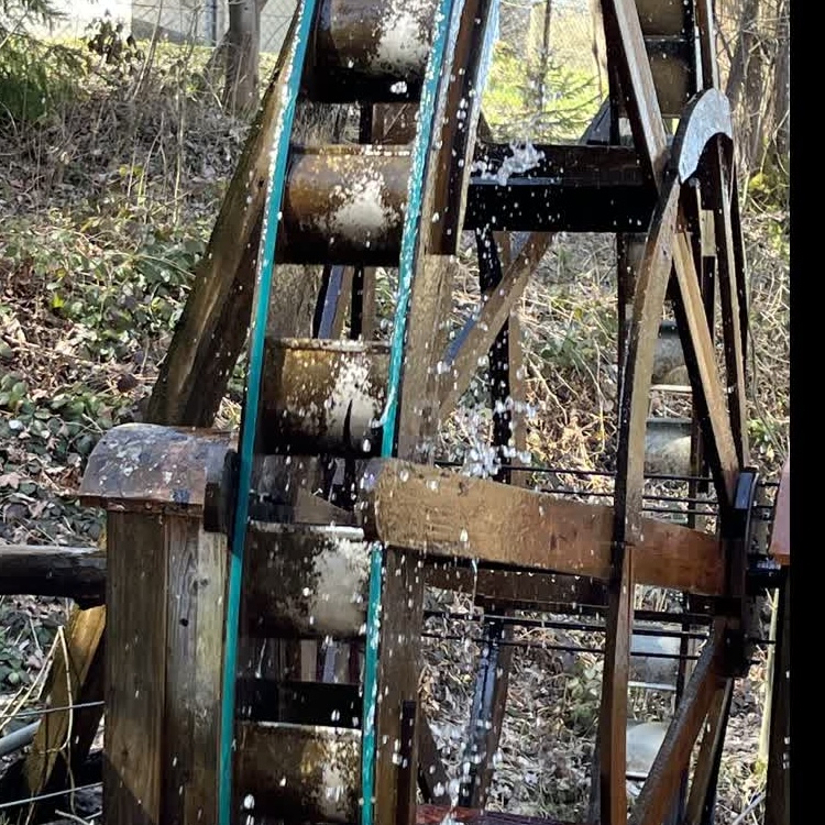 Wassermühlrad, das sich dreht