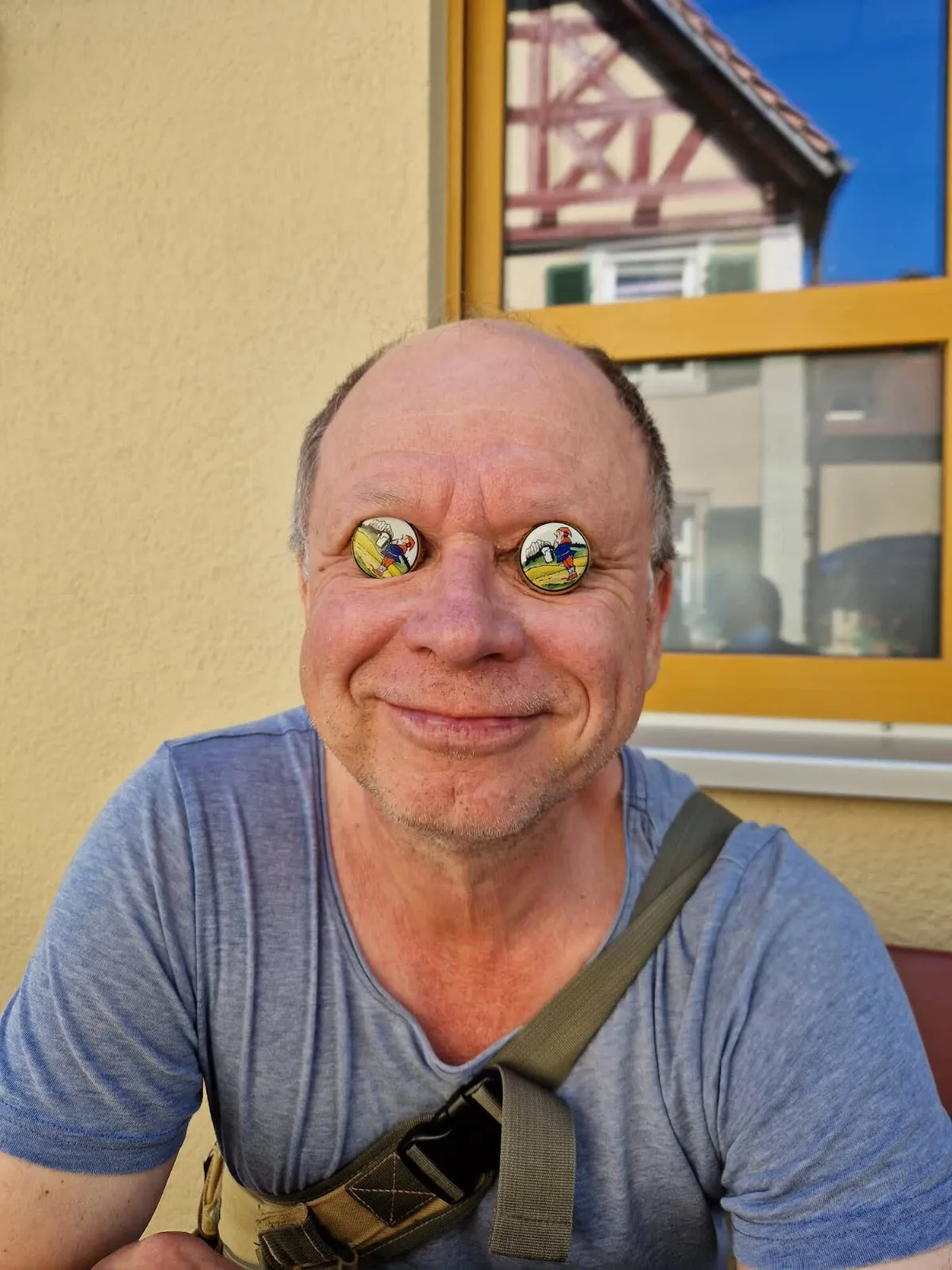 Der Autor mit Brille aus Kronkorken