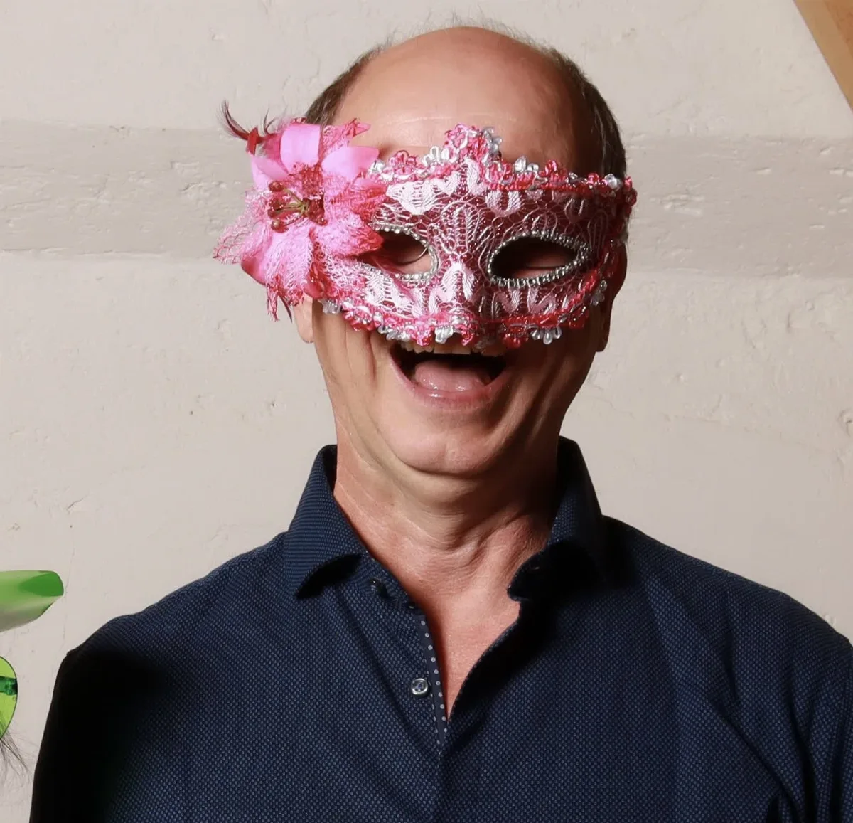 lachender Mann mit Maske