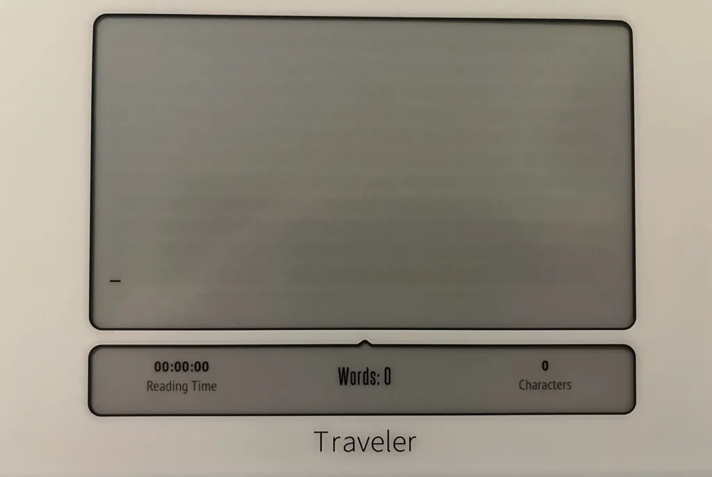 Großes rechteckiges E-Ink-Display mit hellem, nahezu leerem Textbereich und einem kleinen Minuszeichen links unten im Anzeige-Feld. Darunter eine schmale Statusleiste mit der Anzeige "00:00:00 Reading Time" links, "Words: 0" in der Mitte und "0 Characters" rechts; unterhalb steht in größerer Schrift "Traveler".