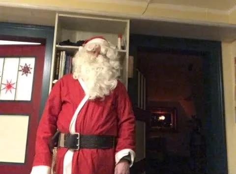 Bärtiger Mann mit rotem Mantel und Gürtel