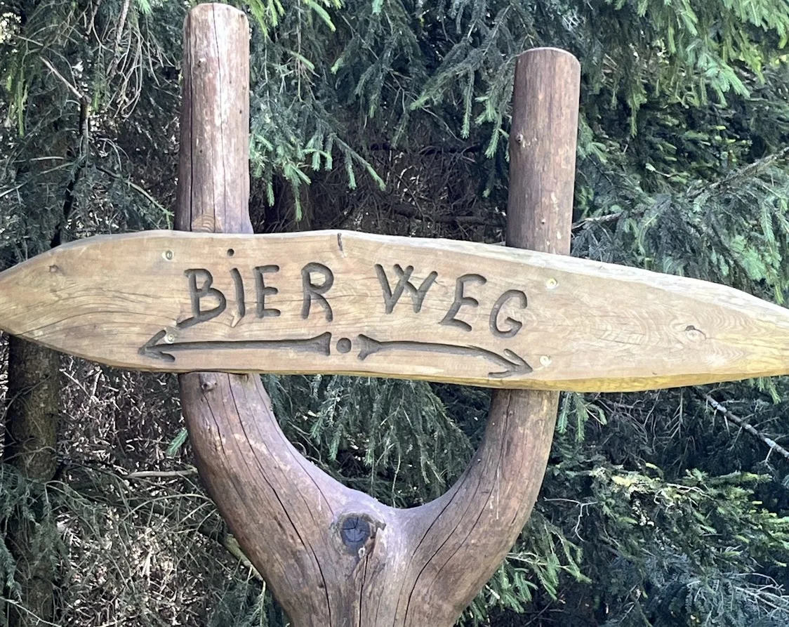 Holzschild mit dee Aufschrift "Bier Weg"